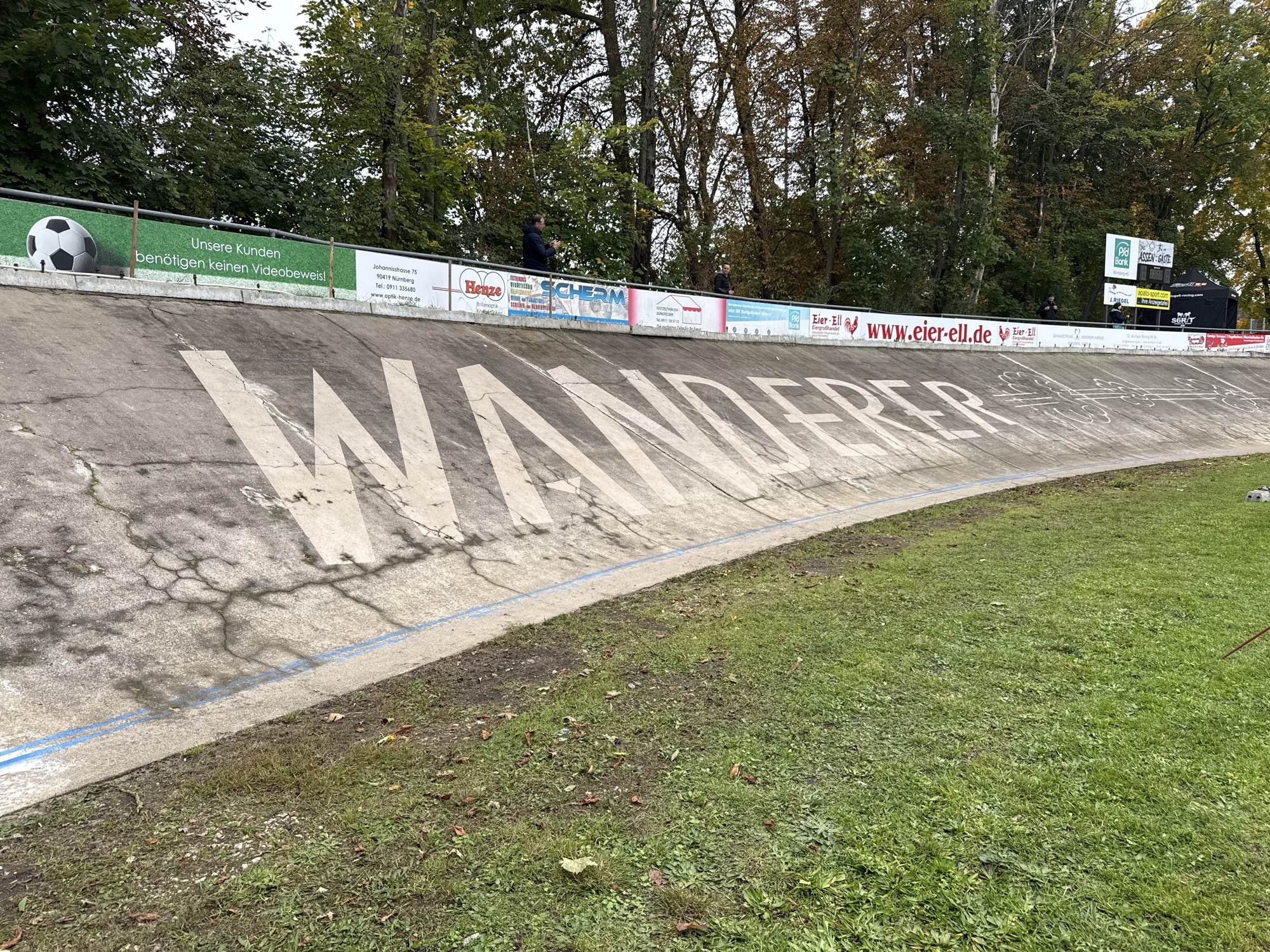 Steilkurve der ASN-Radrennbahn mit aufgemaltem Schriftzug Wanderer