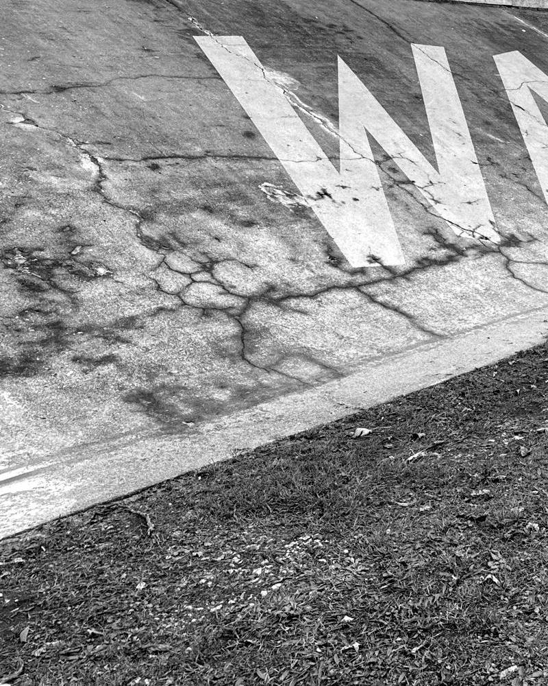 Rissiger Glattstrichbeton der Steilkurve mit aufgemalten Buchstaben